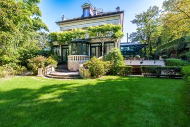 Superbe maison du XIXème siècle en plein centre-ville avec piscine intérieure