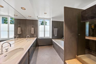 Superbe maison du XIXème siècle en plein centre-ville avec piscine intérieure