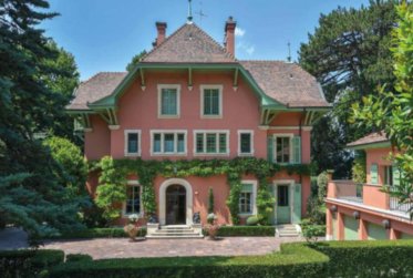 10 Rooms House, Manor house