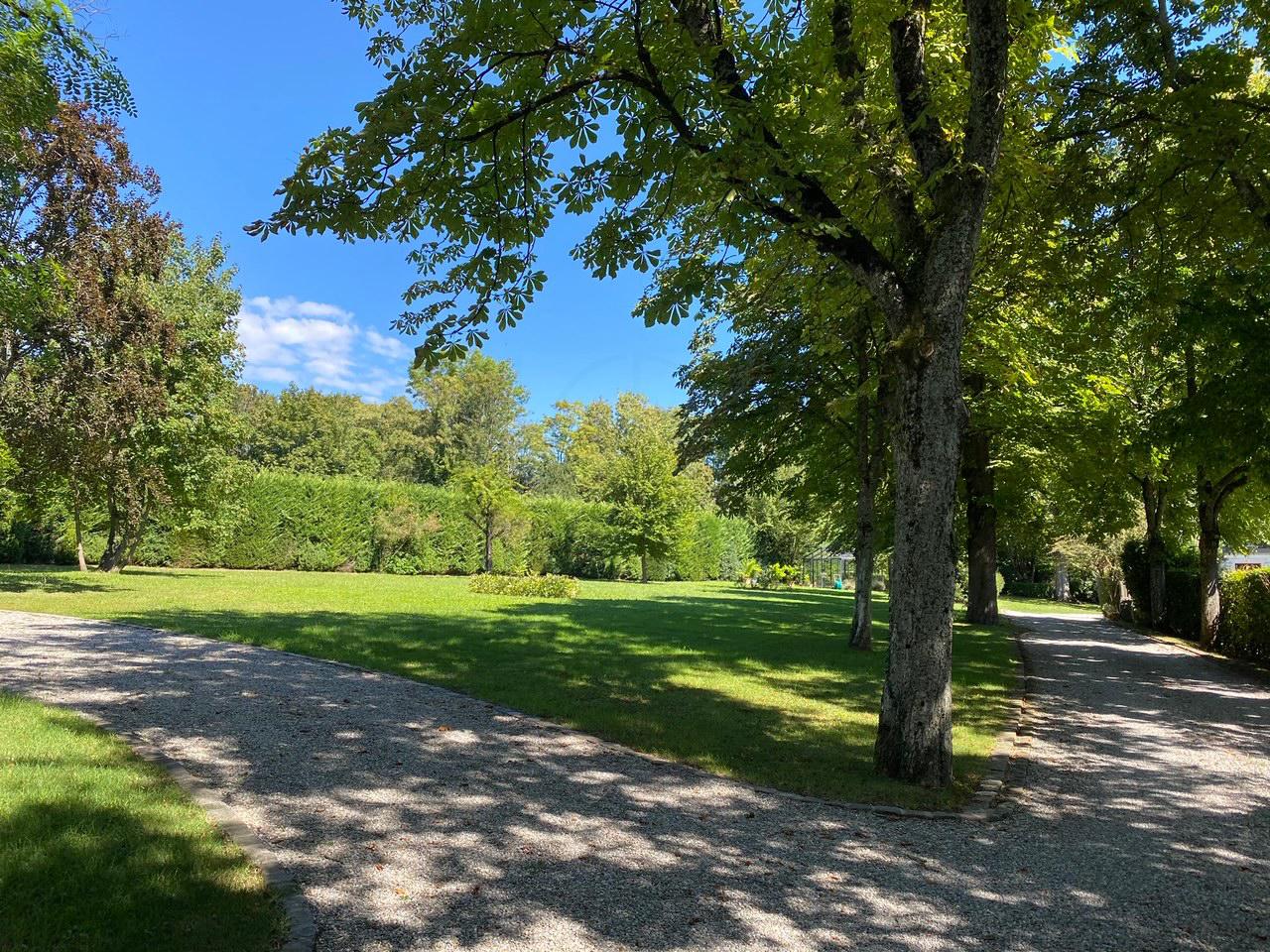 Magnifique propriété avec dépendance située à Vandoeuvres
