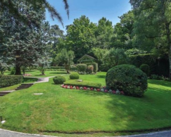 10 Rooms House, Manor house