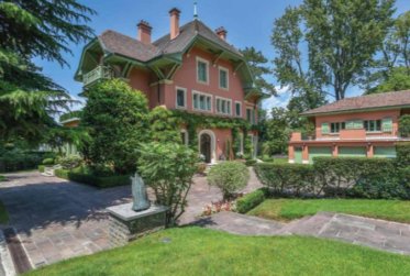 10 Rooms House, Manor house