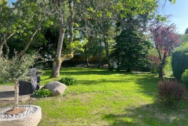 Maison rénovée ouverte sur un vaste jardin