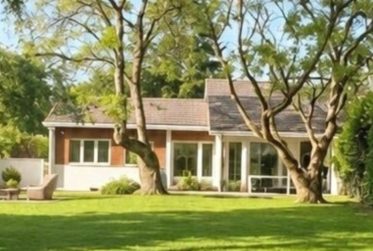 Maison rénovée ouverte sur un vaste jardin