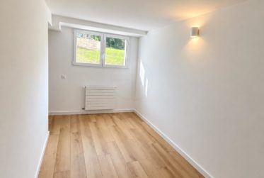 Maison rénovée ouverte sur un vaste jardin