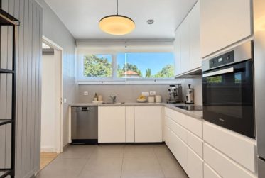 Maison rénovée ouverte sur un vaste jardin